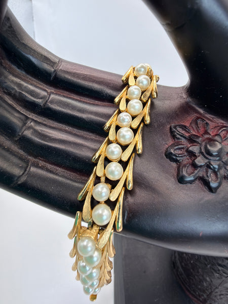 Crown Trifari Signed Vintage Faux Pearl Brushed Gold Tone Vintage Bracelet