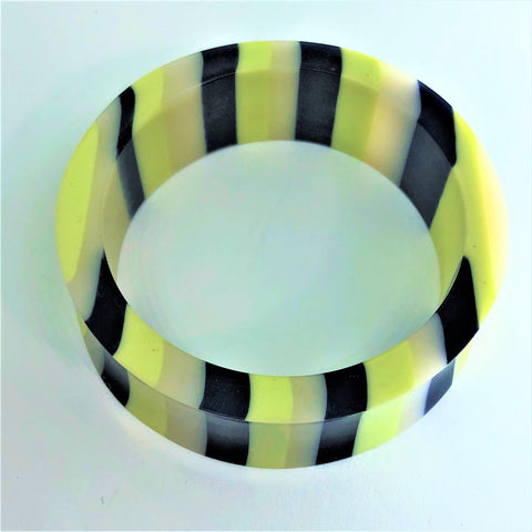 Contemporary retro look Acrylic Bangle Vintageonline